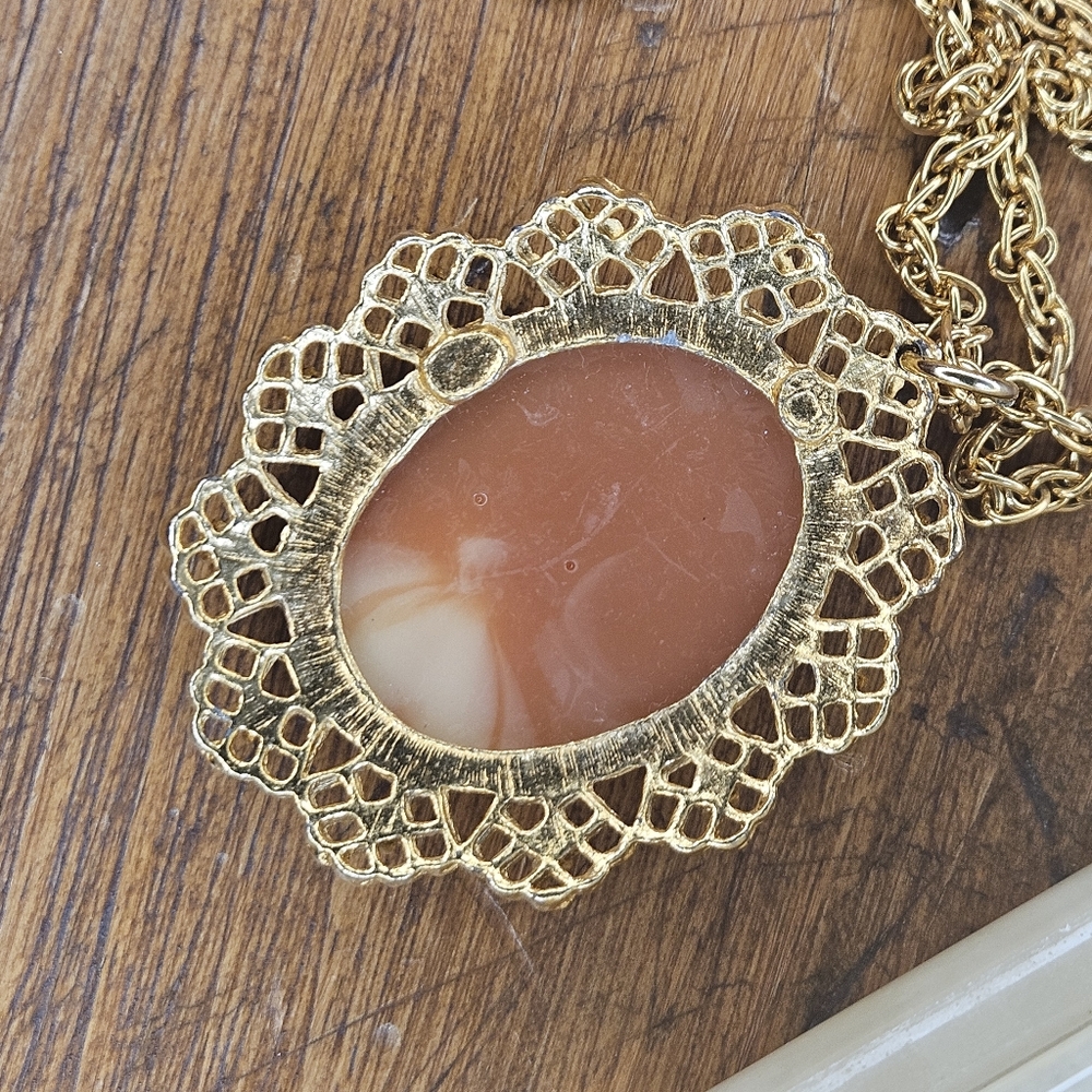 Vintage Faux Cameo Pendant Ponytail Girl in Gold-tone Setting on Chain - Picture 6 of 6